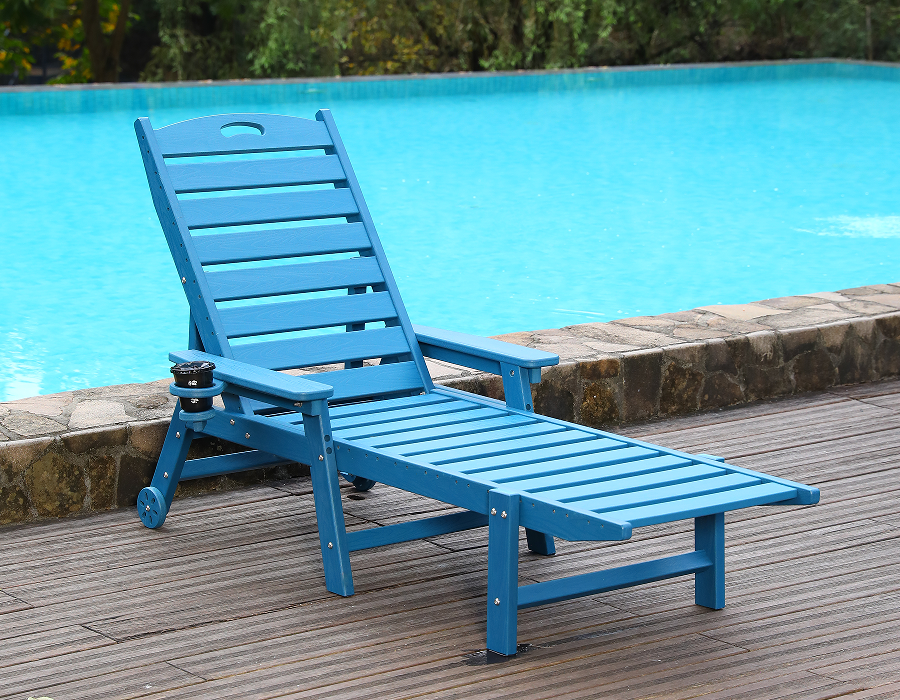 Modré HDPE křeslo Adirondack u bazénu připravené na potápění