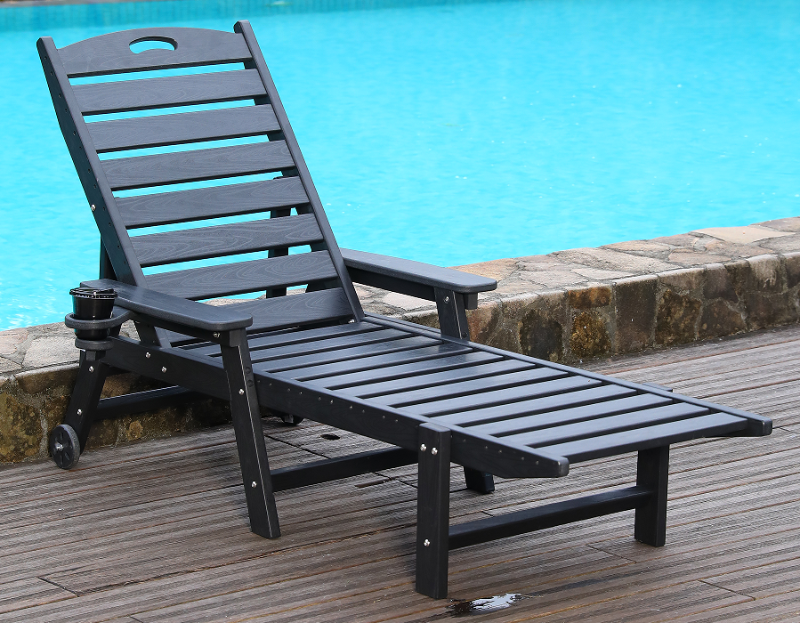 Půlnoční černé HDPE křeslo Adirondack připravené na rukojeť
