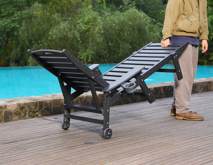 Modré HDPE křeslo Adirondack u bazénu připravené na potápění