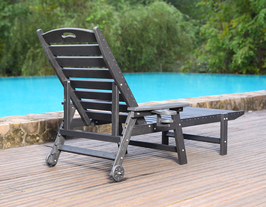 Modré HDPE křeslo Adirondack u bazénu připravené na potápění
