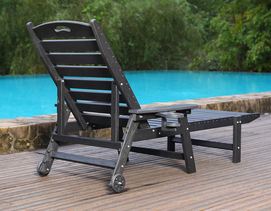 Modré HDPE křeslo Adirondack u bazénu připravené na potápění
