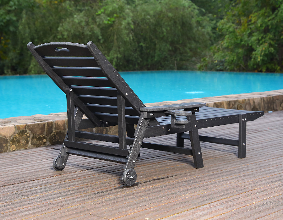 Modré HDPE křeslo Adirondack u bazénu připravené na potápění