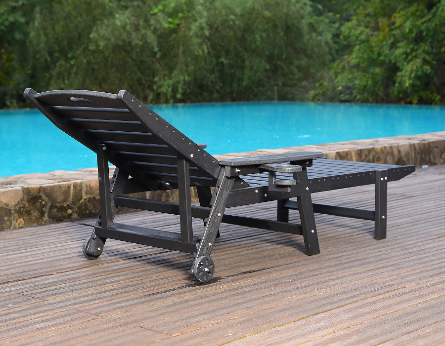 Modré HDPE křeslo Adirondack u bazénu připravené na potápění