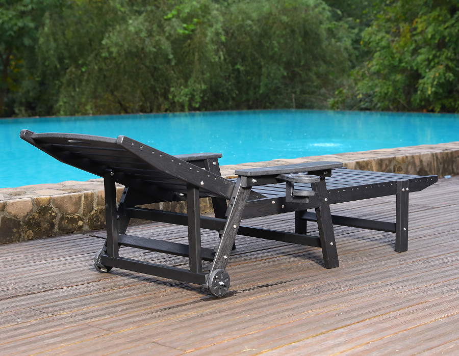 Modré HDPE křeslo Adirondack u bazénu připravené na potápění
